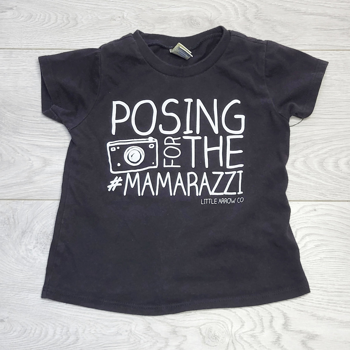 PS02 - T-shirt fait main Little Arrow Co « Posing for the Mamarazzi », taille 18 mois, bon état