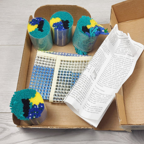 MHAN3 - NEW - 2010 Caron Fish pattern Latch Hook Set