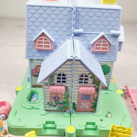 MHAN3 -  Vintage 1994 TAKARA Furry Families, Lion Family Enchanted Playhouse + furniture (sorry, no shipping)