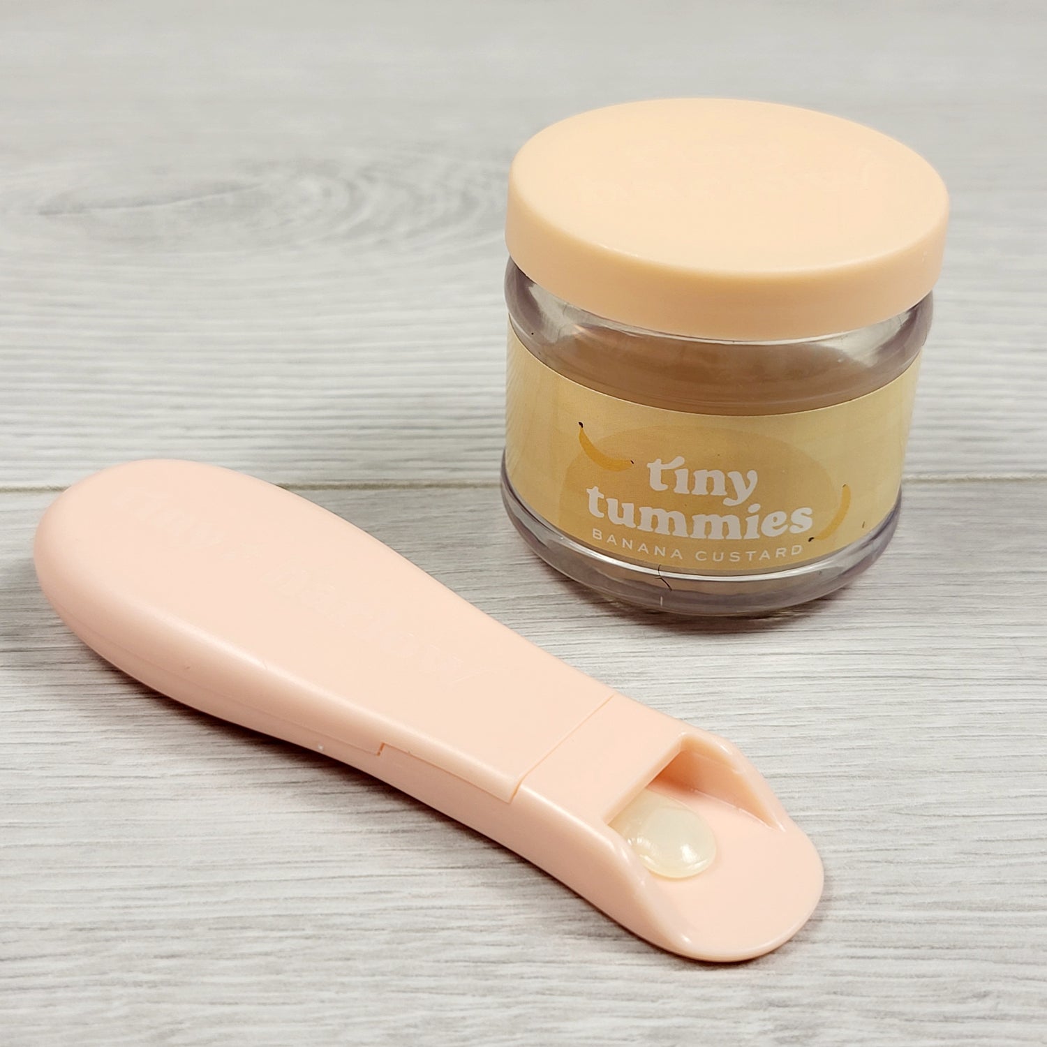 KTBL3 - Tiny Harlow Tiny Tummies "Banana Custard" food and spoon set