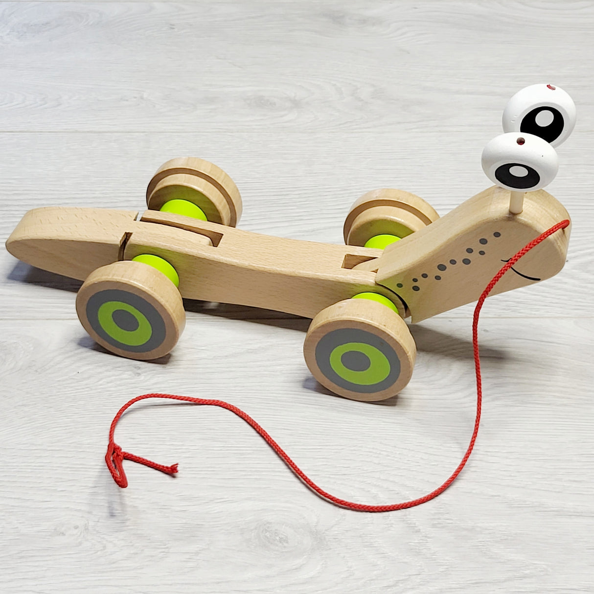 MIRE2 - Hape wooden pull toy
