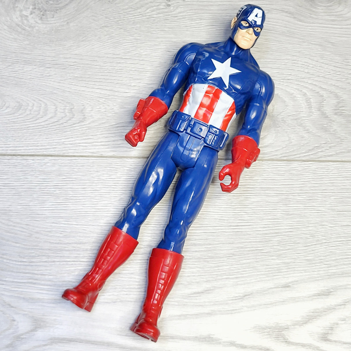 JHTC3 - Marvel Avengers 12 inch Captain American action figure