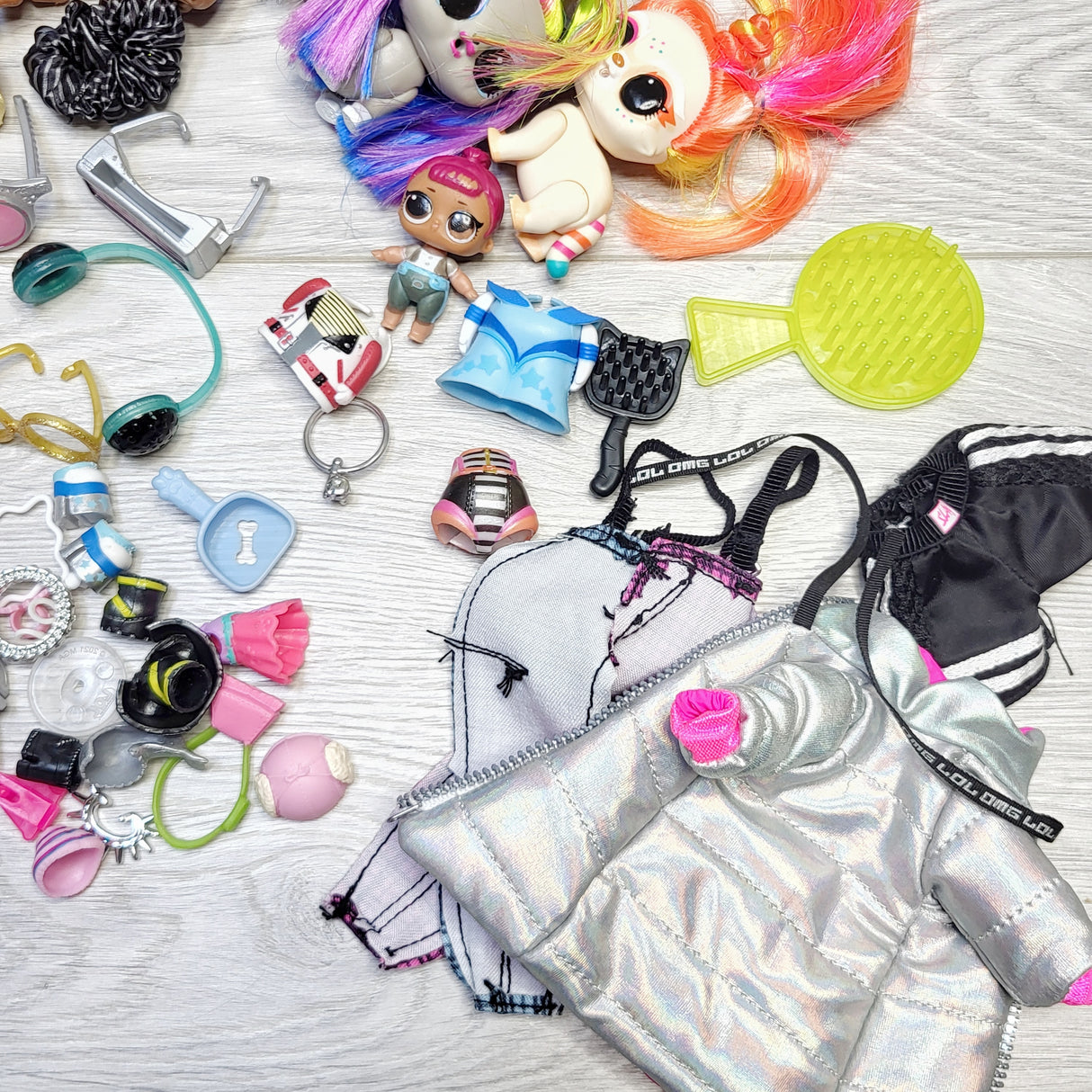 CHAM2 - LOL + OMG Surprise doll and accessory lot