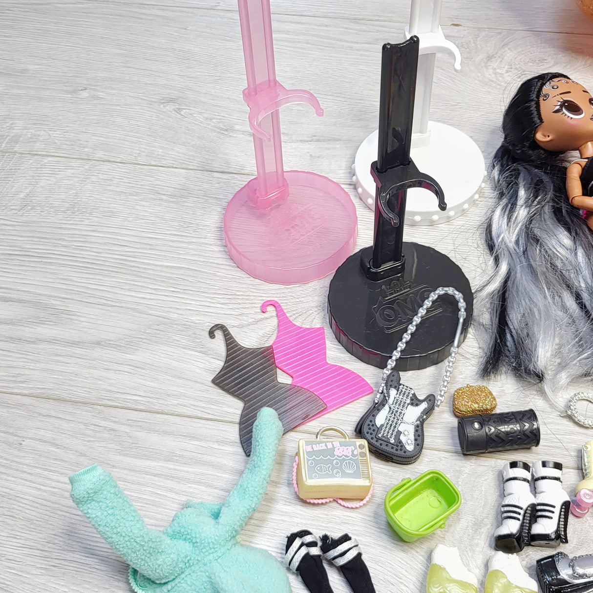CHAM2 - LOL + OMG Surprise doll and accessory lot