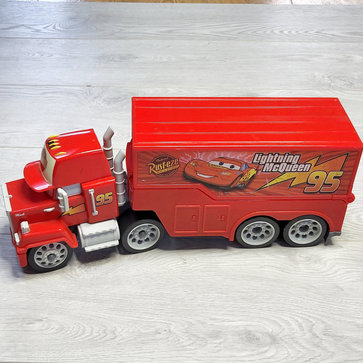 TCAD2 - Cars Lightning McQueen truck (opens to reveal ramp)