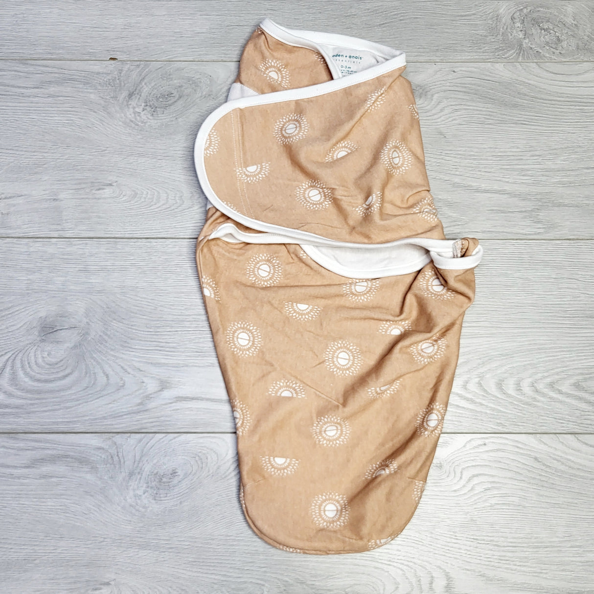 CRTH2 - Aden and Anais cotton swaddle with suns. Size 0-3 months
