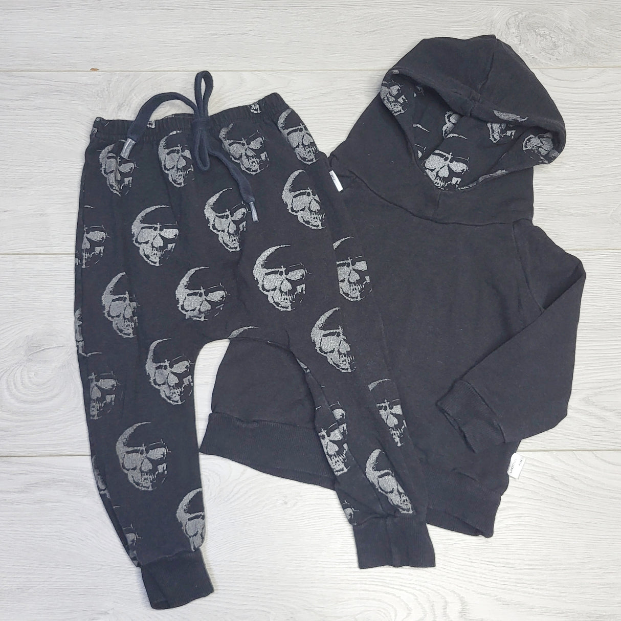 HWIL1 - Portage and Main black 2pc bamboo blend hoodie set with skulls. Size 1-2 Years