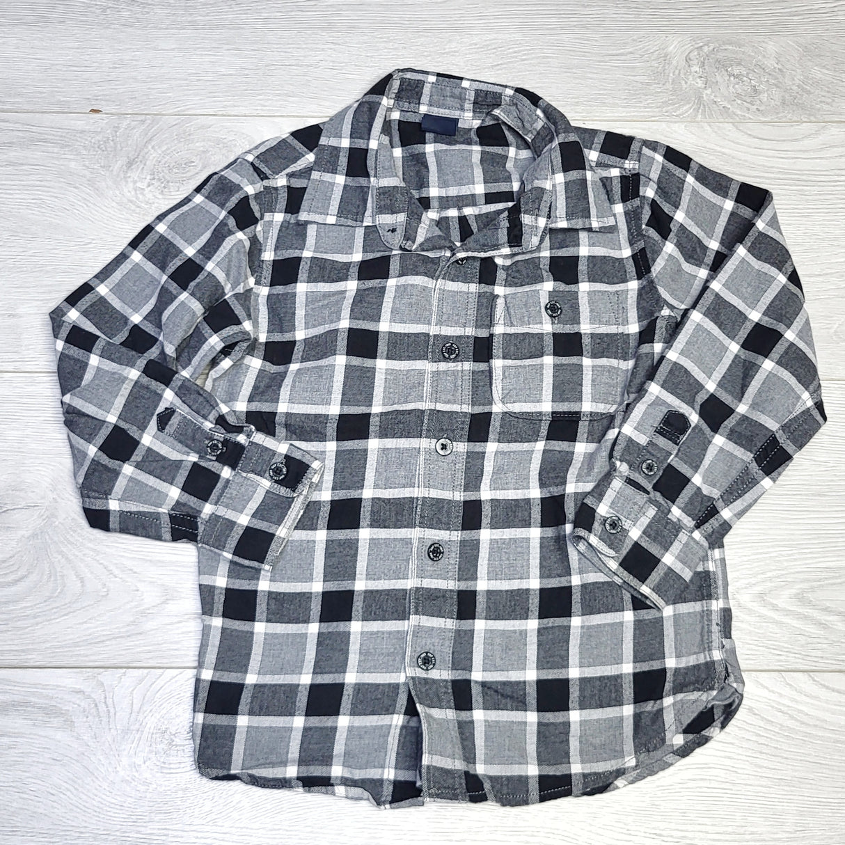 KJHN1 - Gap black and grey plaid button down shirt. Size 5T