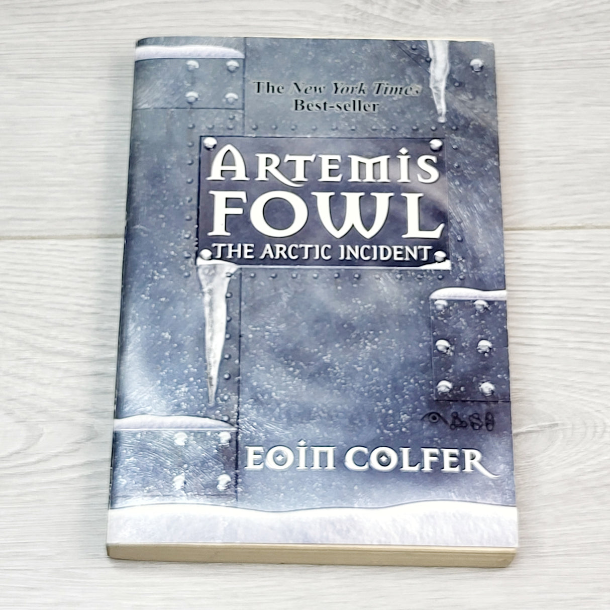 KBRD2 - Artemis Fowl: The Arctic Incident. Soft cover chapter book