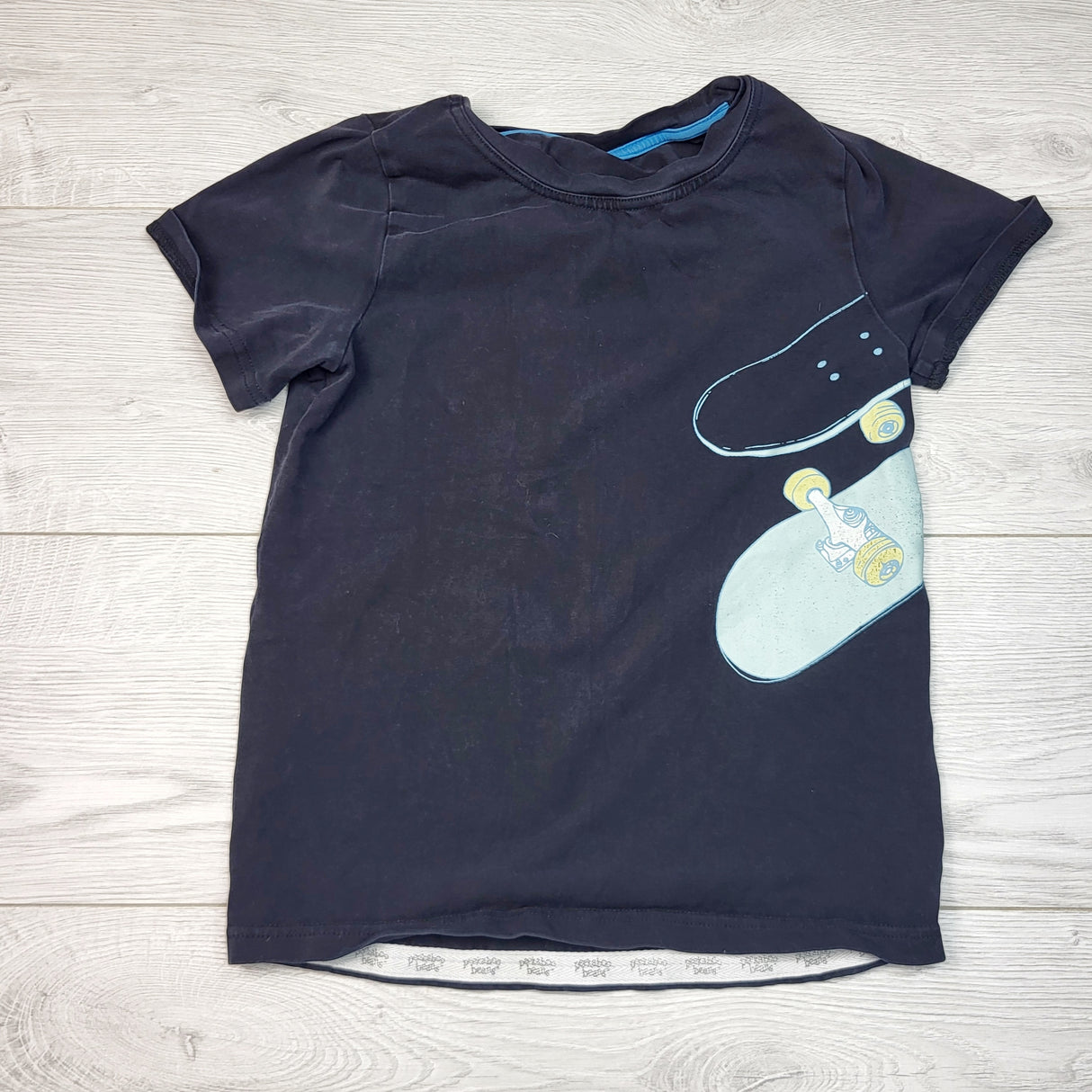 JJSS7 - Peekaboo Beans black t-shirt with skateboards. Size 7