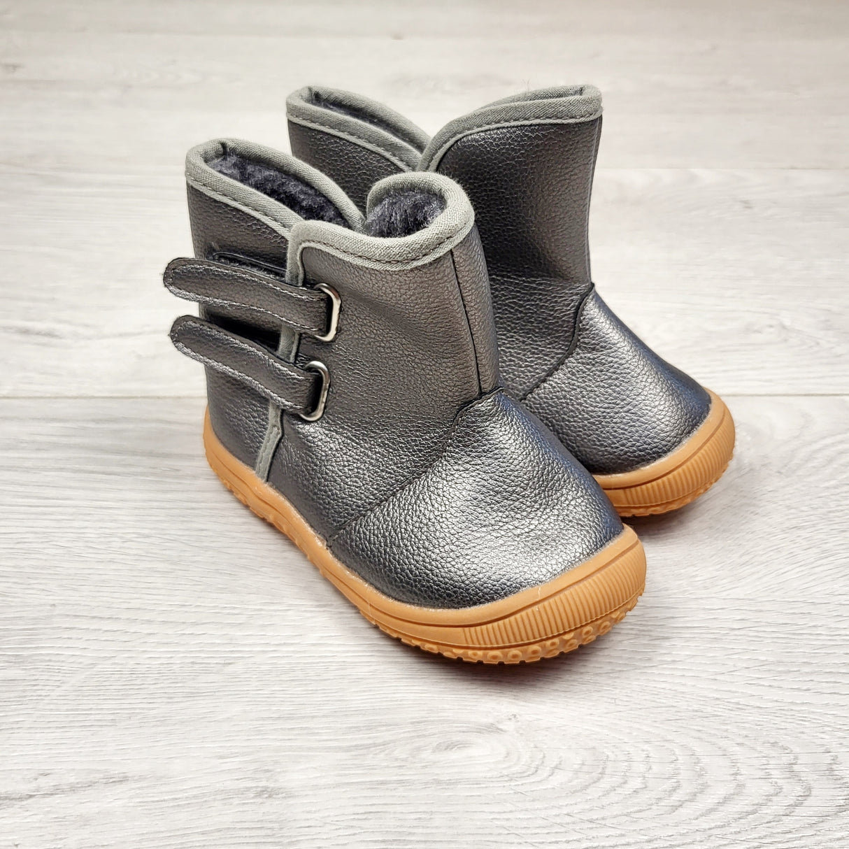 TAND2 - Enteer silver minky lined boots. Size 5/6