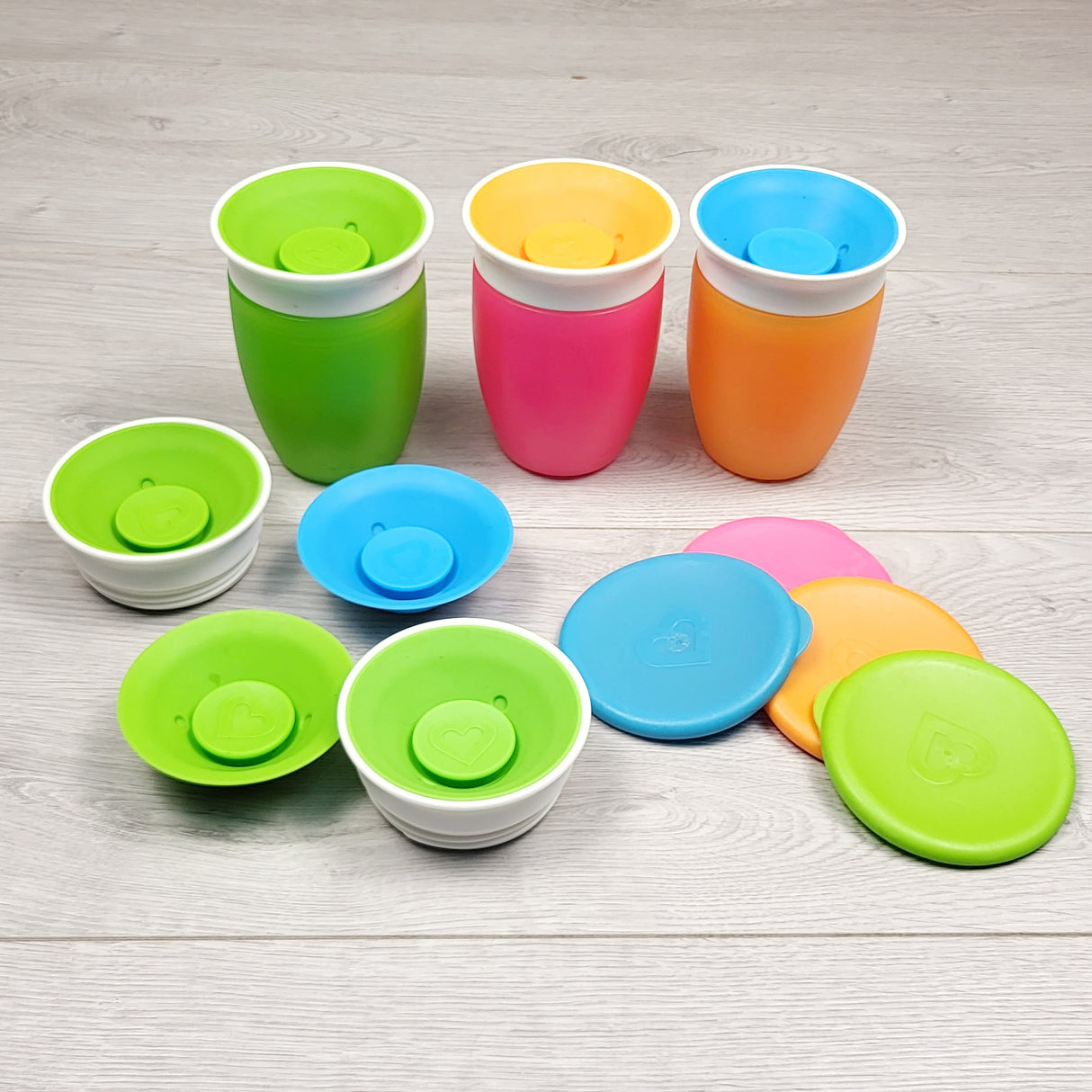 JFLM1 - Munchkin sippy cups with extra inserts and lids