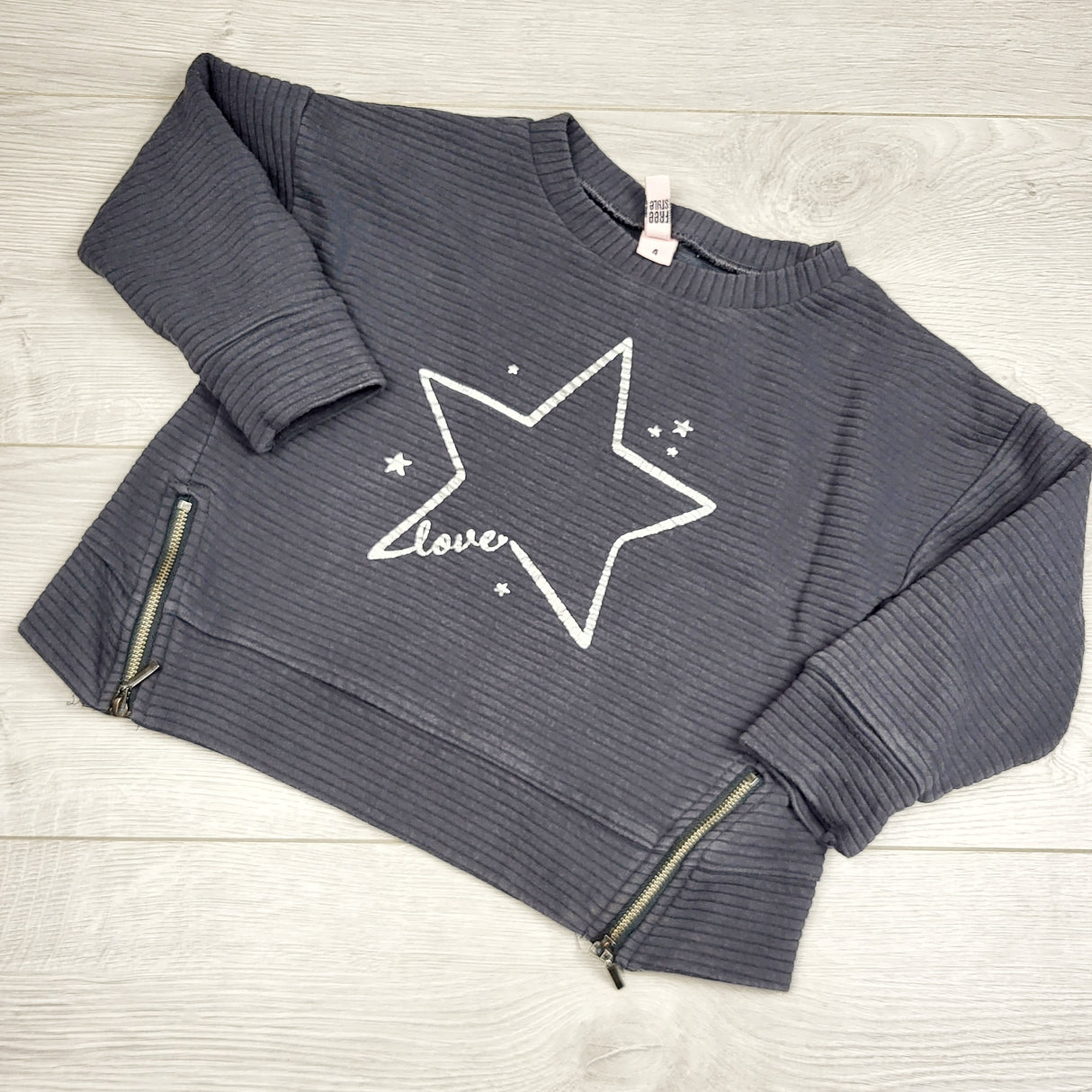 JFLM1 - Free Style grey quilted sweatshirt with star. Size 4T