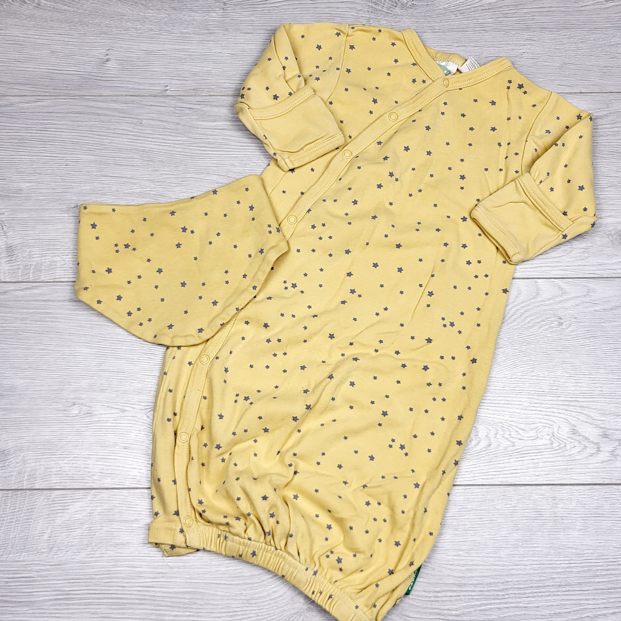 KWTT2 - Parade Organics yellow sleep gown and bib with stars. Size 0-6 months