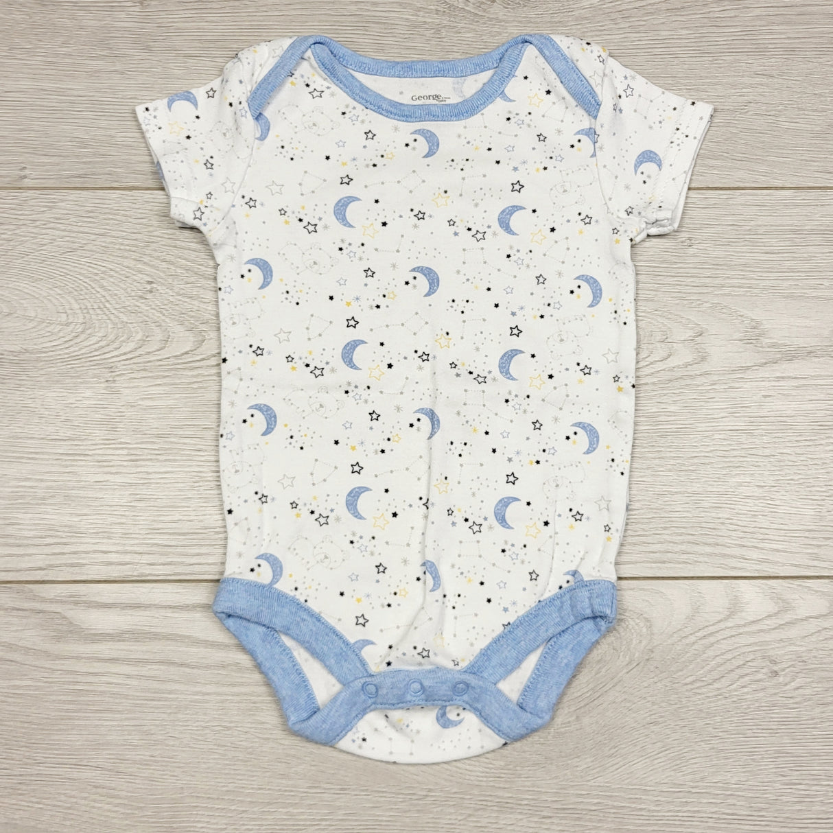 KWTT22 - George white bodysuit with stars and moons. Size 0-3 months