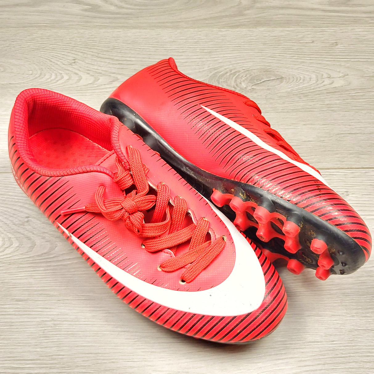 MHL3 - Red soccer cleats. Boys size 6