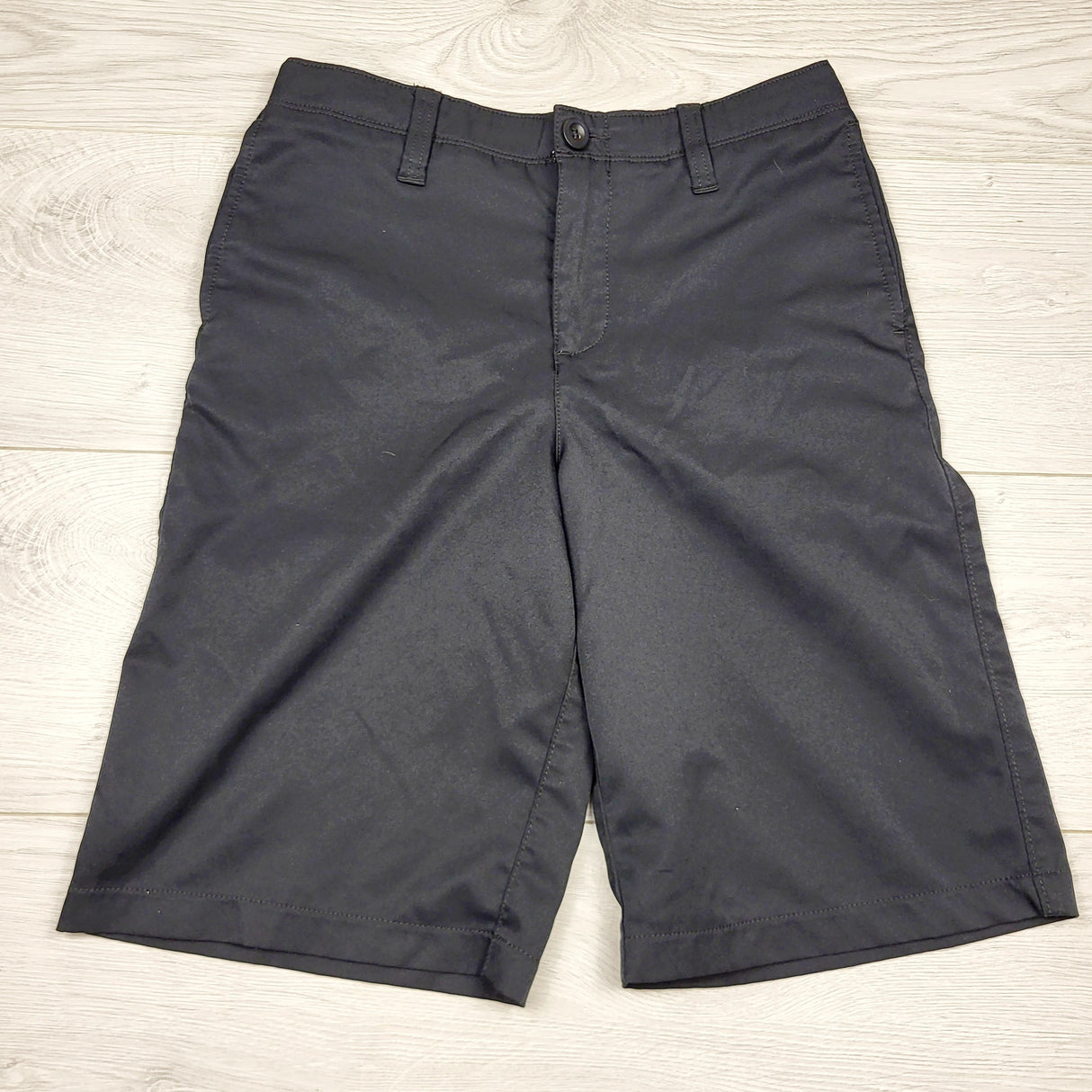 SHYS3 - Under Armour loose fit shorts. Size 14