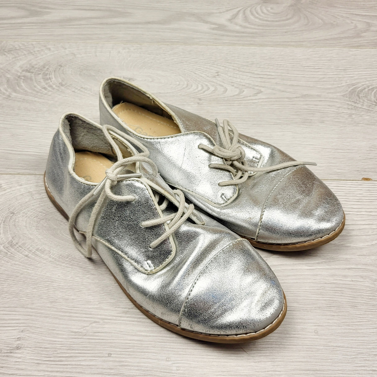 SHYS3 - Gap metallic silver lace up shoes. Youth size 2