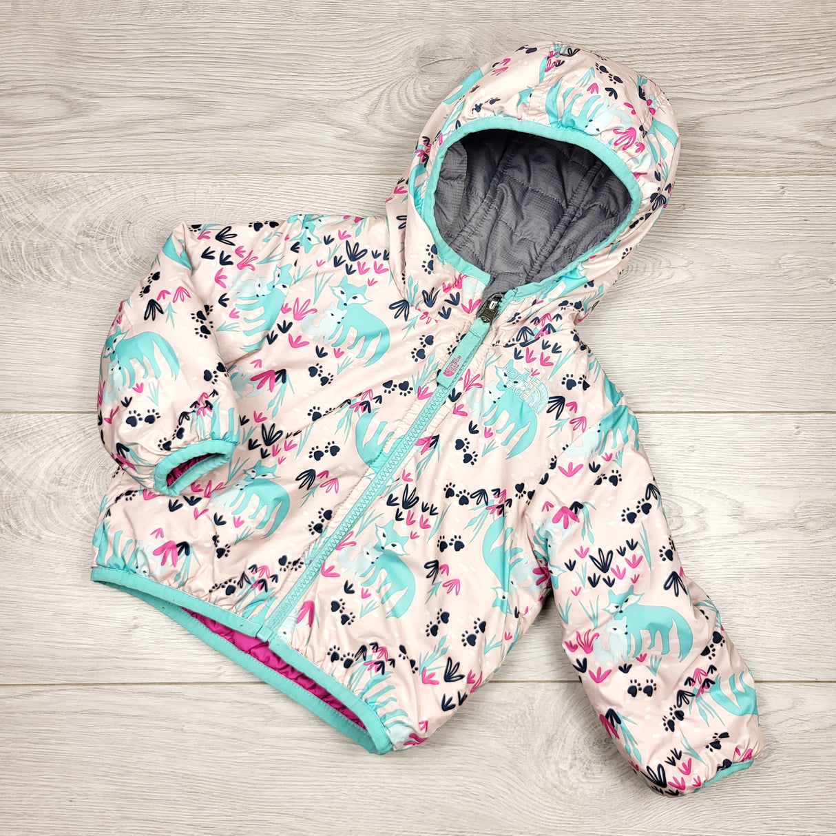 MBLK22 - The North Face reversible Perrito jacket. Sizes like 6-12 months