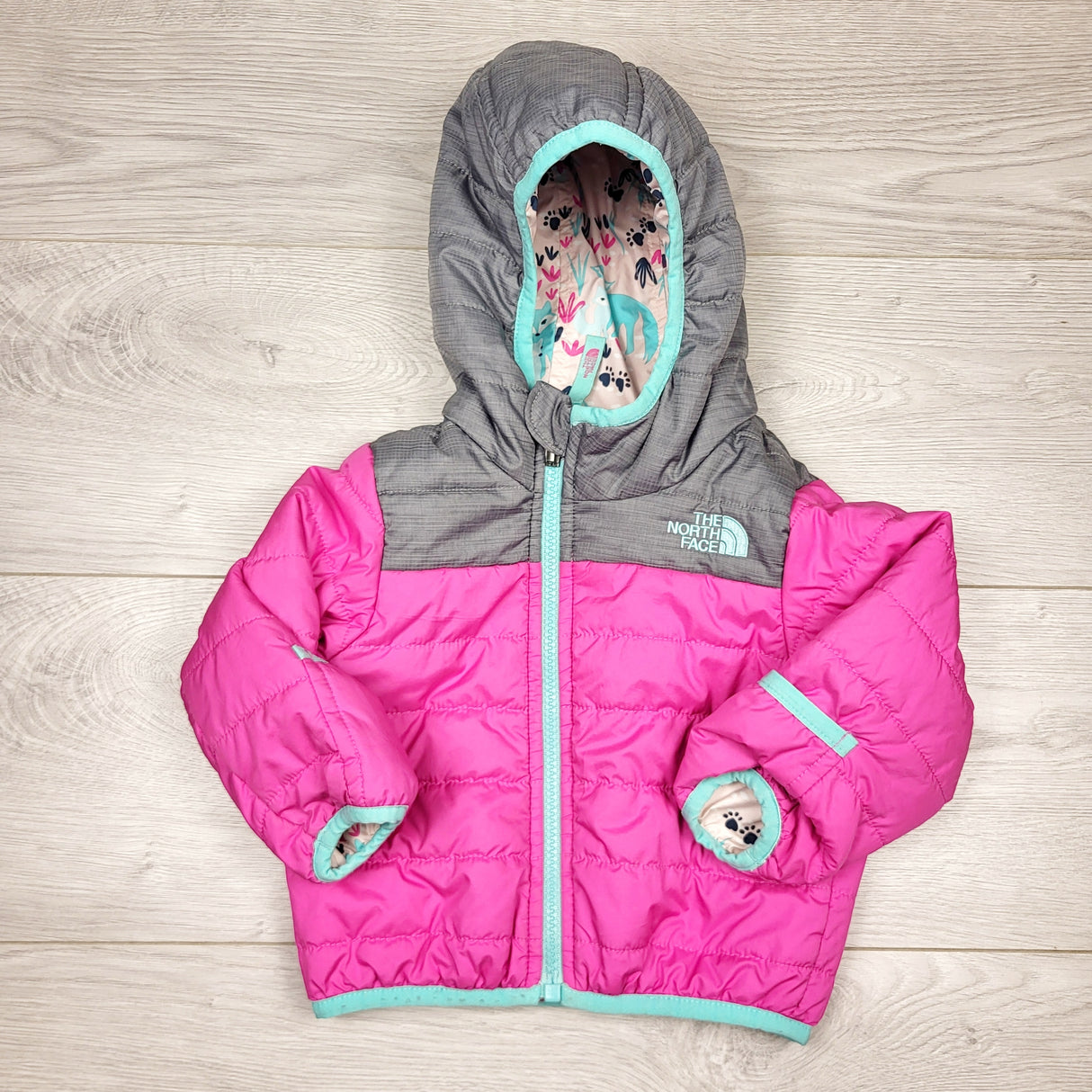 MBLK22 - The North Face reversible Perrito jacket. Sizes like 6-12 months