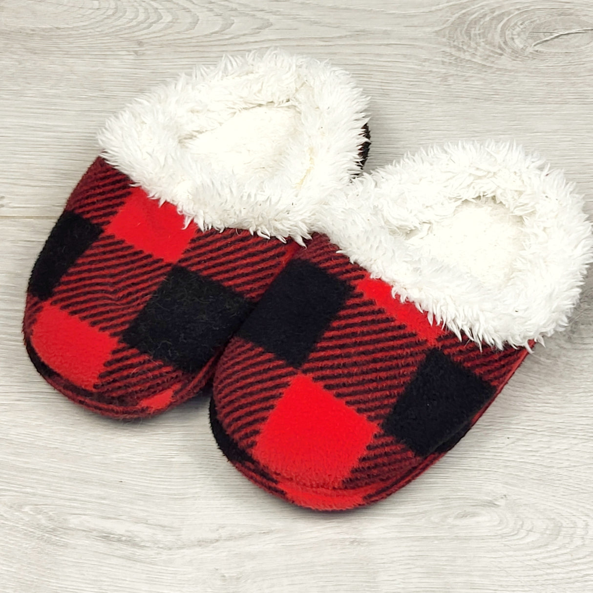 AWAT1 - Buffalo plaid slippers. Size 8/9