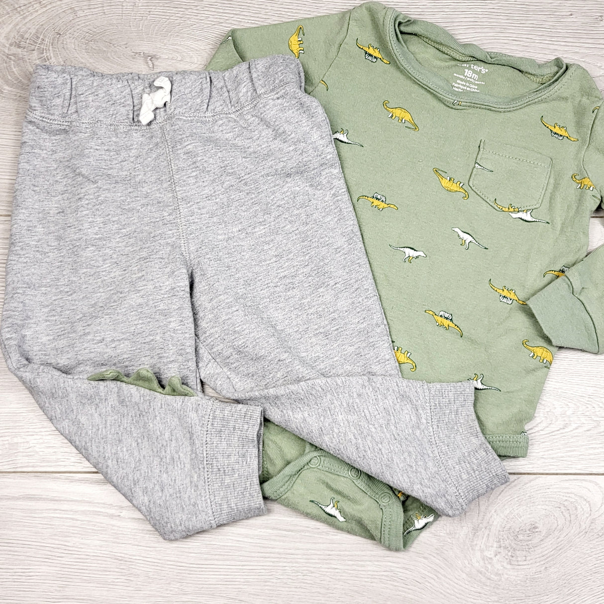 AWAT1 - Carters 2pc set with dinosaurs. Size 18 months