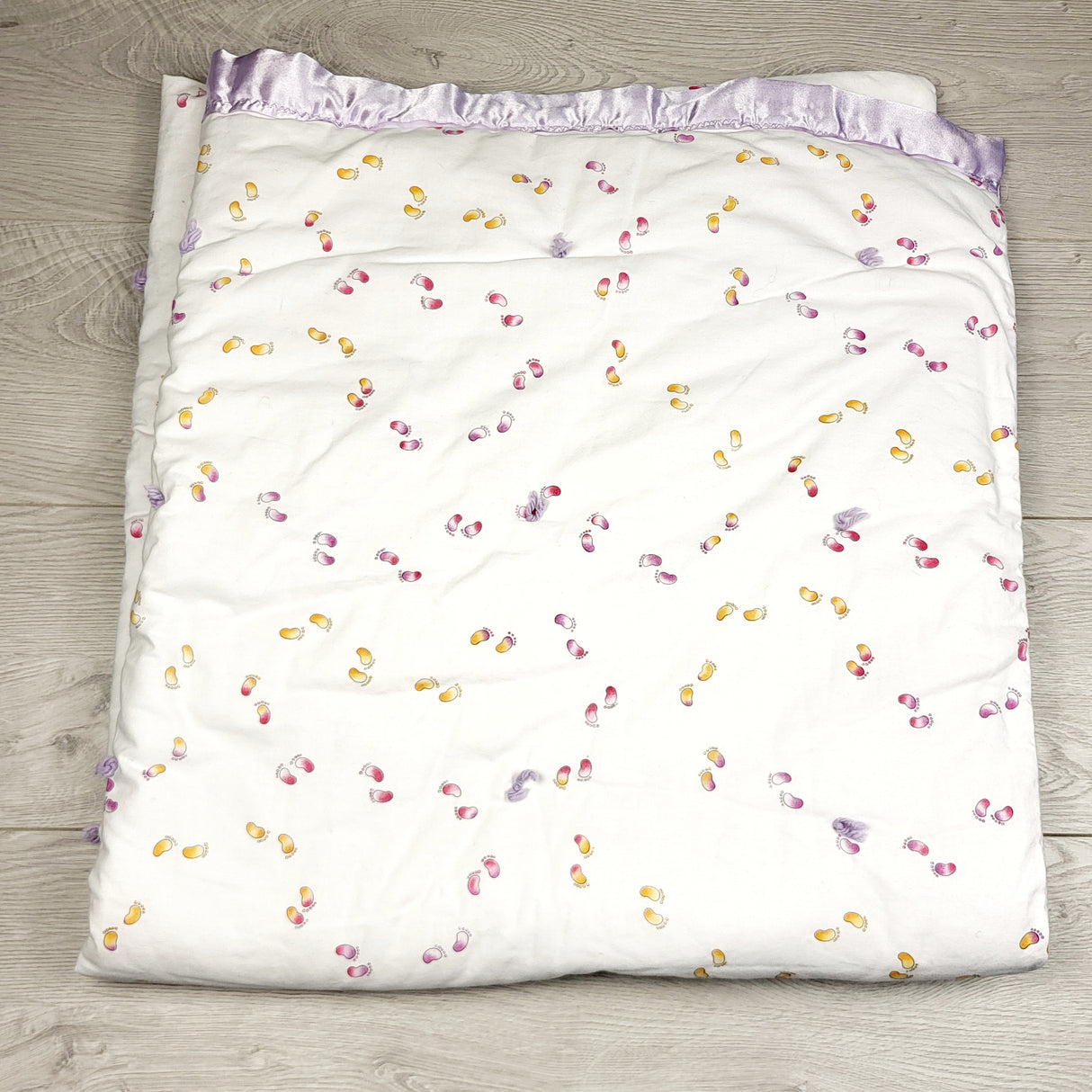 AWAT1 - Crib sized baby blanket with baby feet