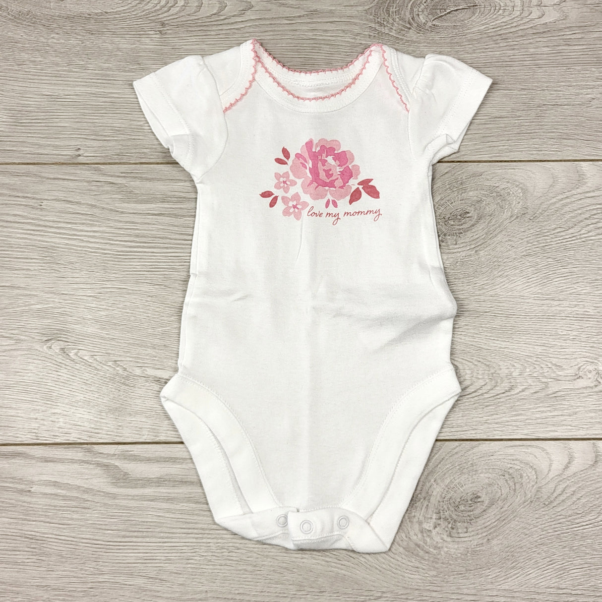 KWTT24 - Baby Place white bodysuit with flowers "Love My Mommy". Size 0-3 months