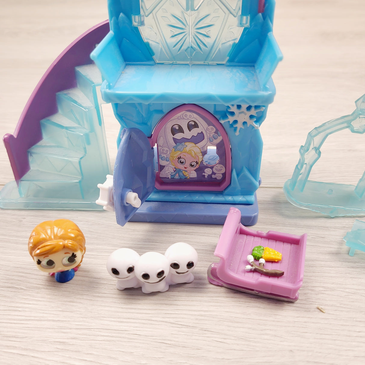 MHAN1 - Disney Doorables Multi Stack Playset - Frozen Ice Castle