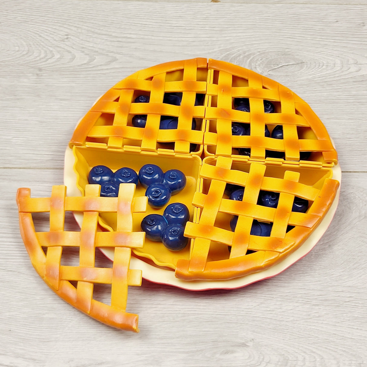 MHAN1 - Plastic blueberry pie toy