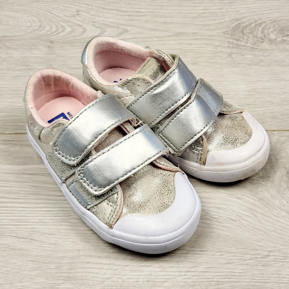 MBLK3 - Keds silver "Courtney" sneakers. Size 5M