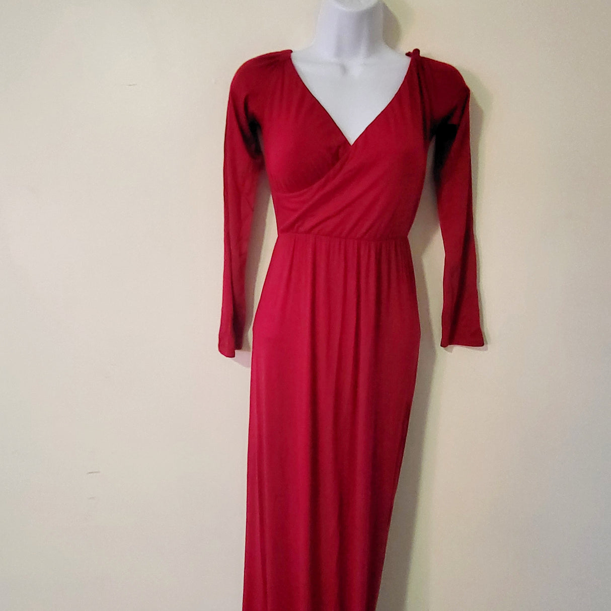 MBLK33 - Red stretchy maternity photo shoot dress. Size small