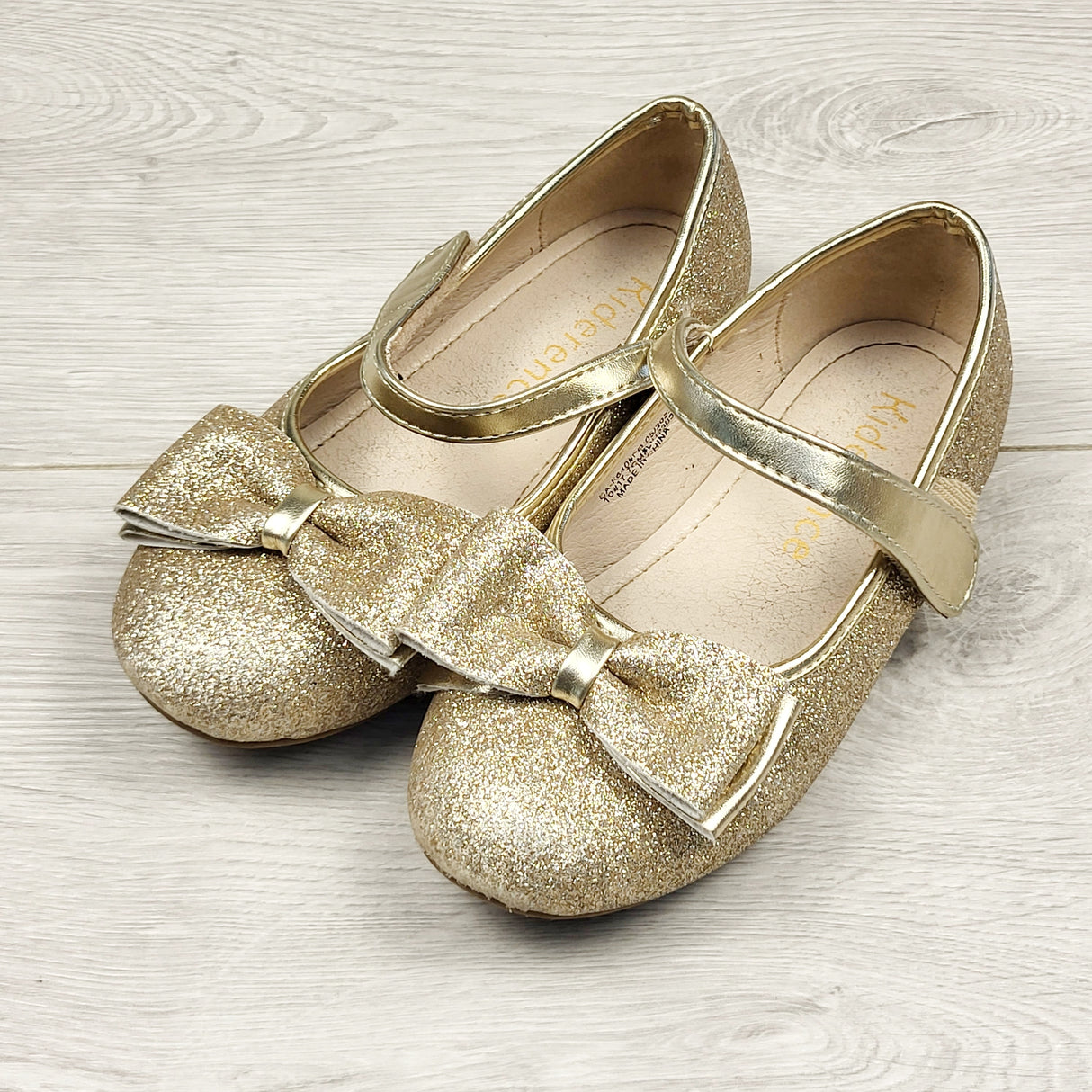 BNG2 - Kiderence gold glitter flats with bows. Size 10