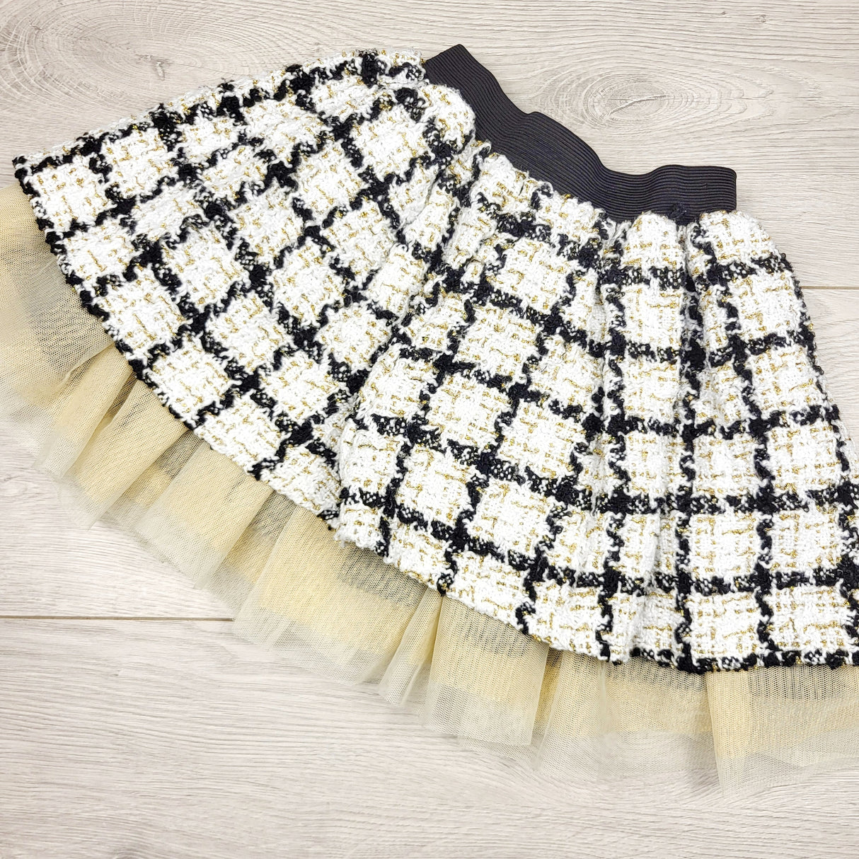 BNG2 - Tweed skirt with gold accents. Size 5/6