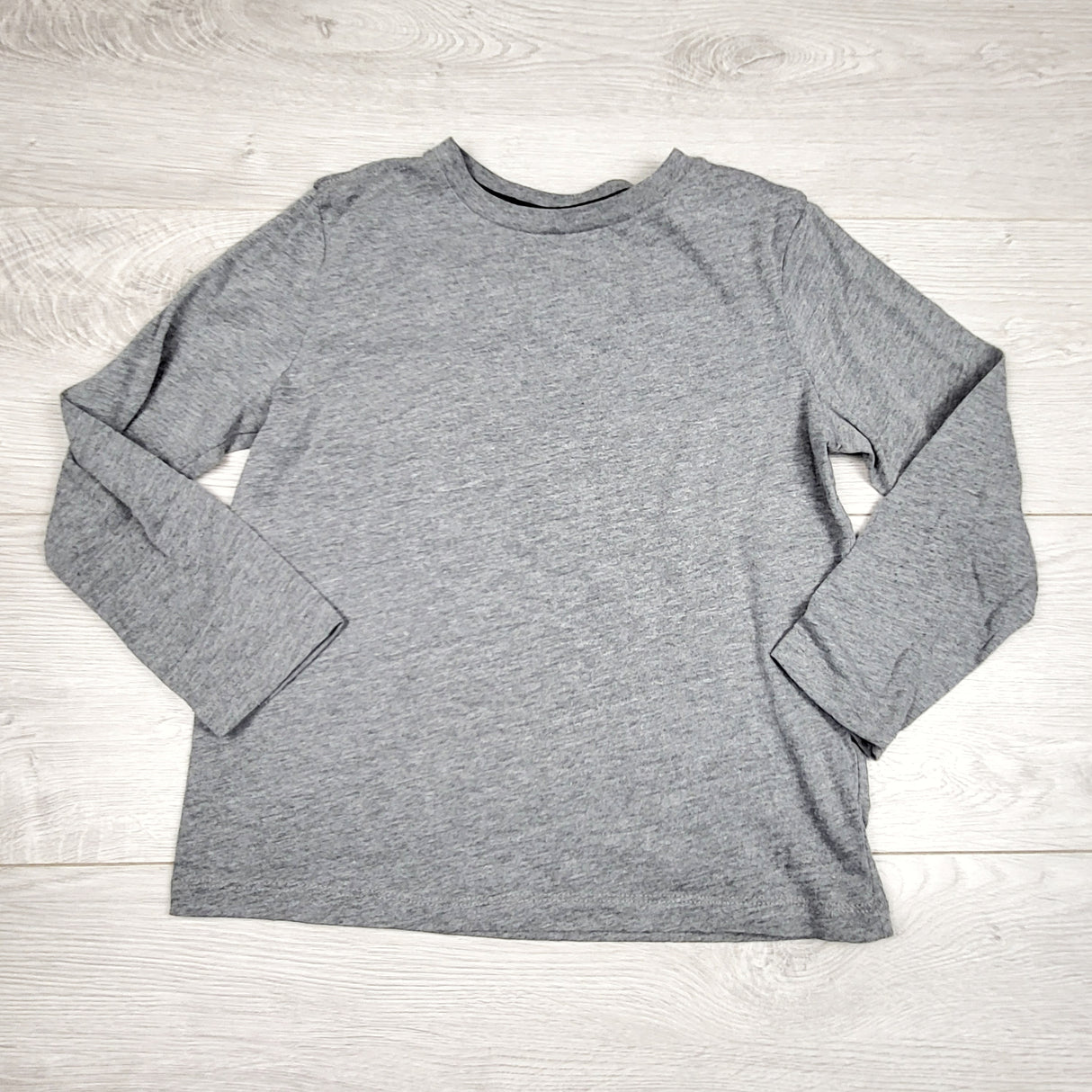 DPAR1 - Old Navy grey long sleeved top. Size 6/7