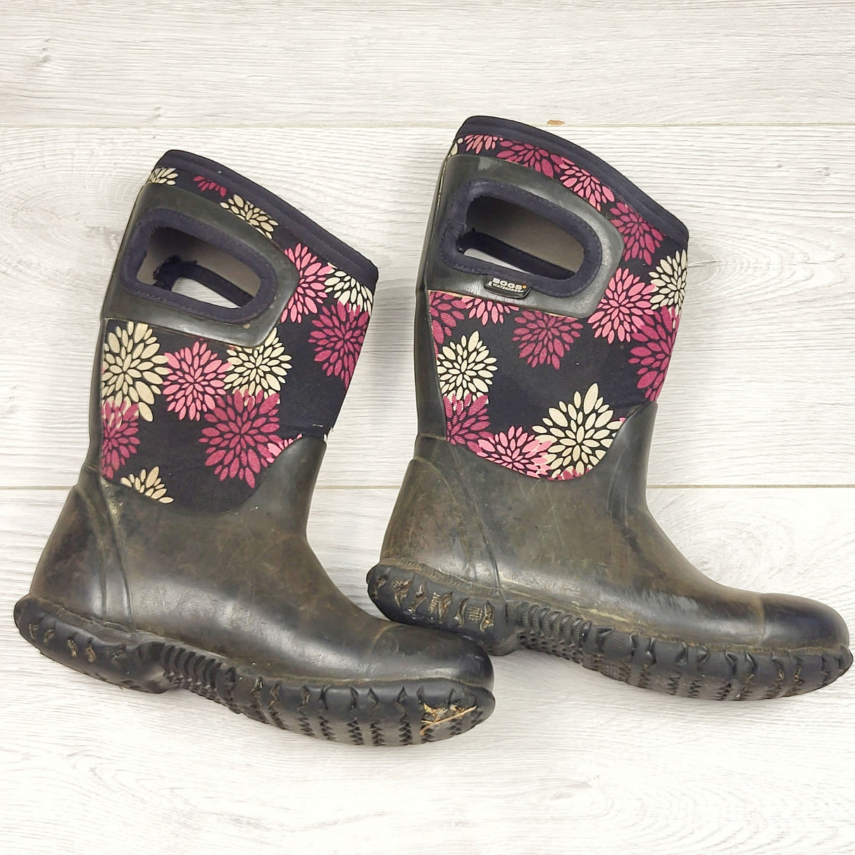 ESZ1 - Bogs neoprene rain boots with flowers. Size 11