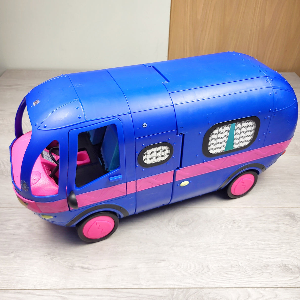 ESZ1 - LOL Surprise Glam N' Go Camper - local pick up or delivery only