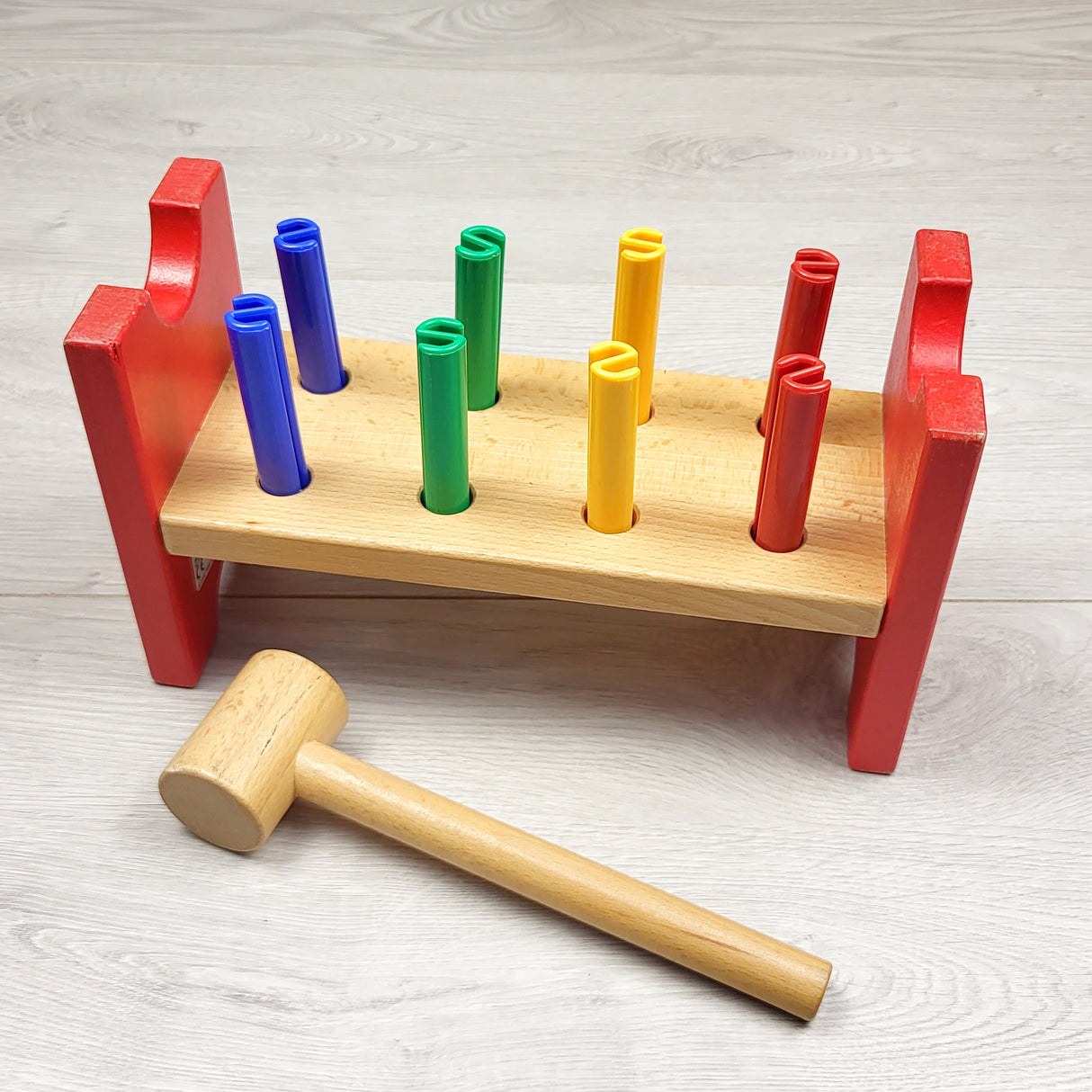 MHAN2 - Wood and plastic peg and hammer toy