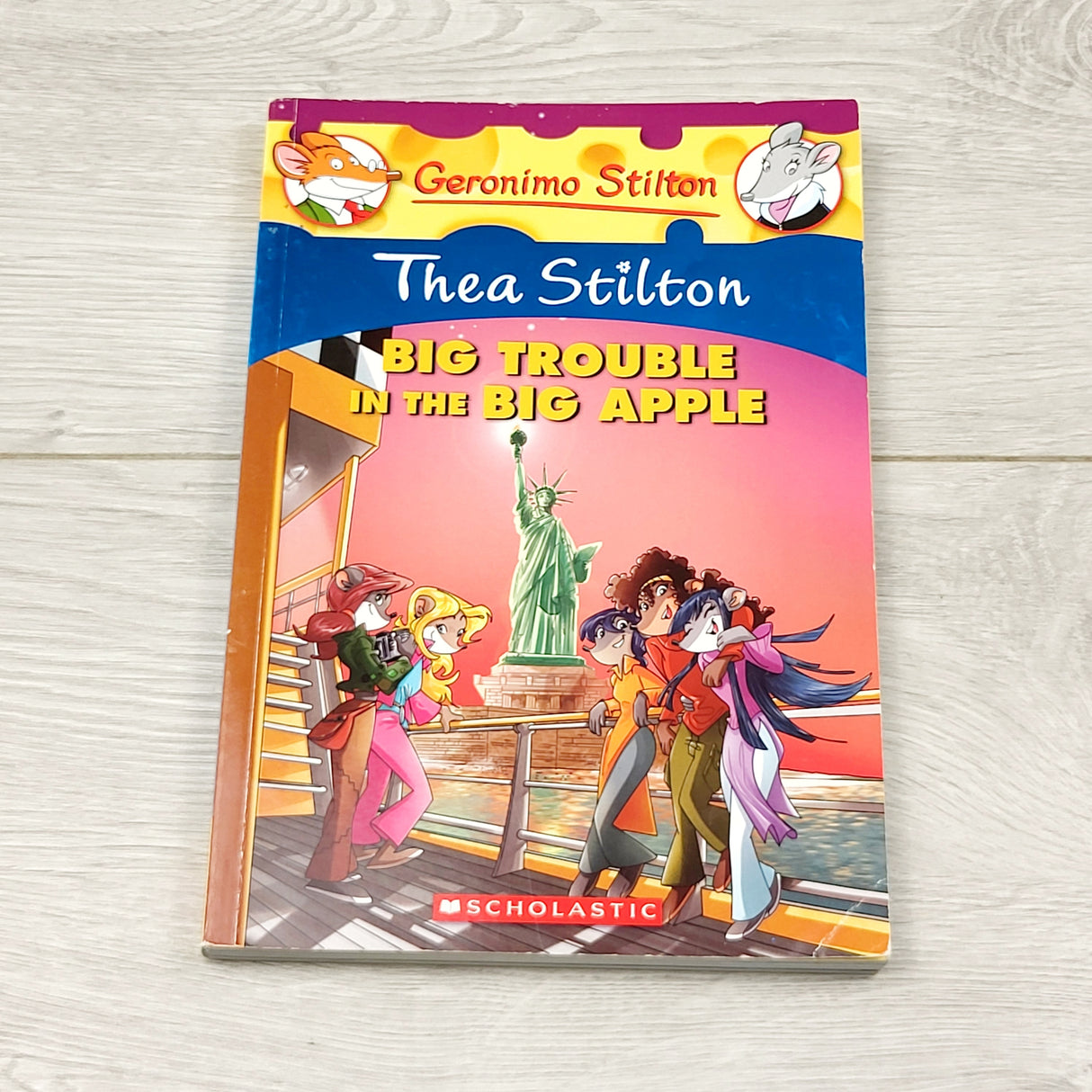 ZPXT3 - Thea Stilton: Big Trouble in the Big Apple. Soft cover chapter book