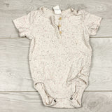 ECRS2 - H and M speckled bodysuit with wood buttons. Size 4-6 months