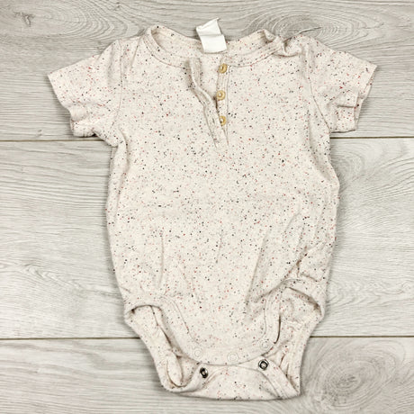 ECRS2 - H and M speckled bodysuit with wood buttons. Size 4-6 months