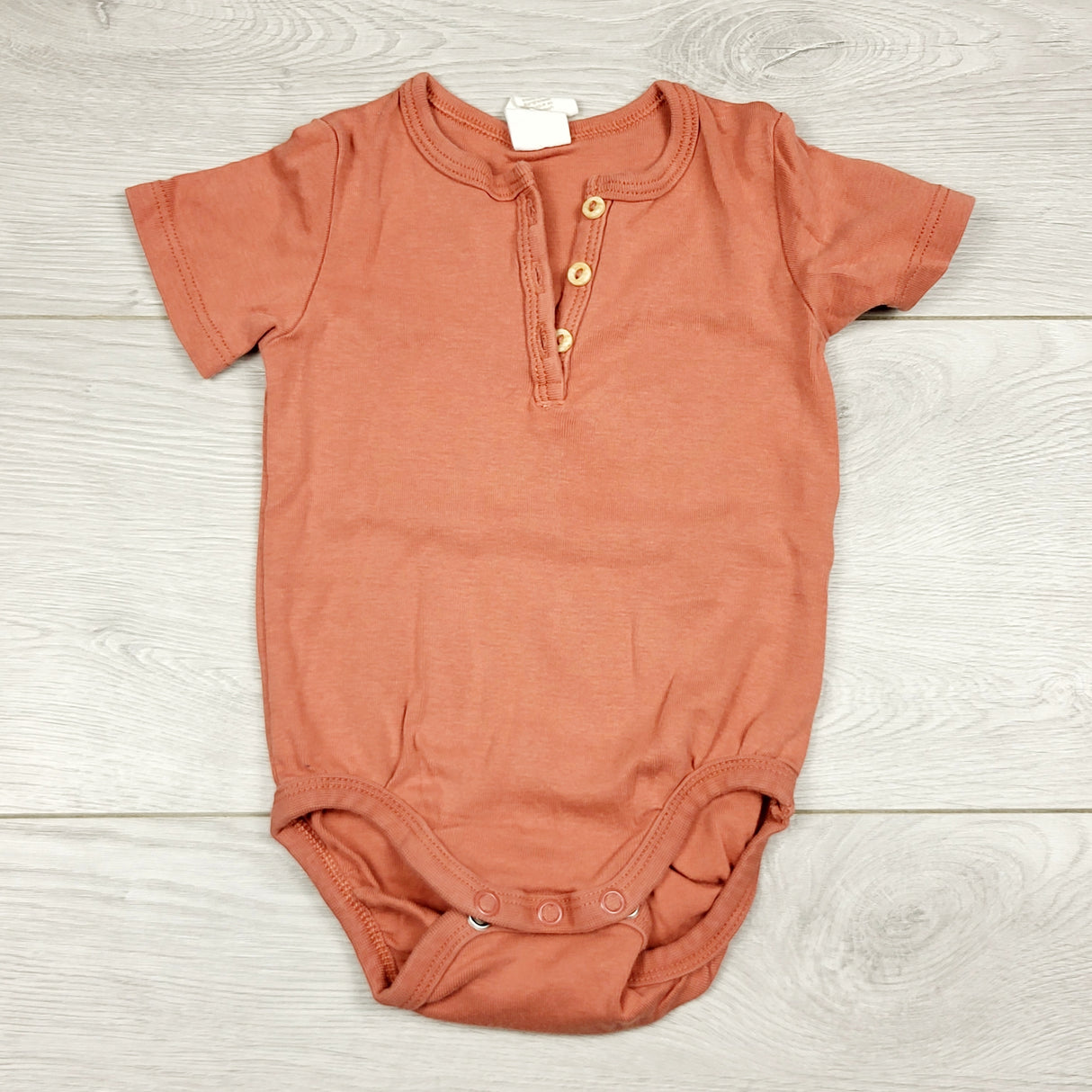 ECRS2 - H and M terracotta bodysuit with wooden buttons. Size 4-6 months