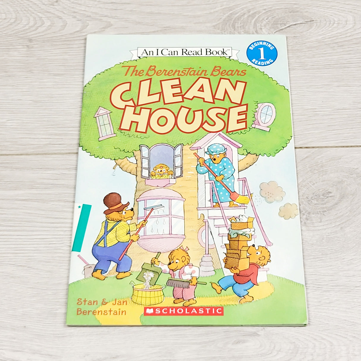 MHAN3 - The Berenstain Bears Clean House. Soft cover early reader book