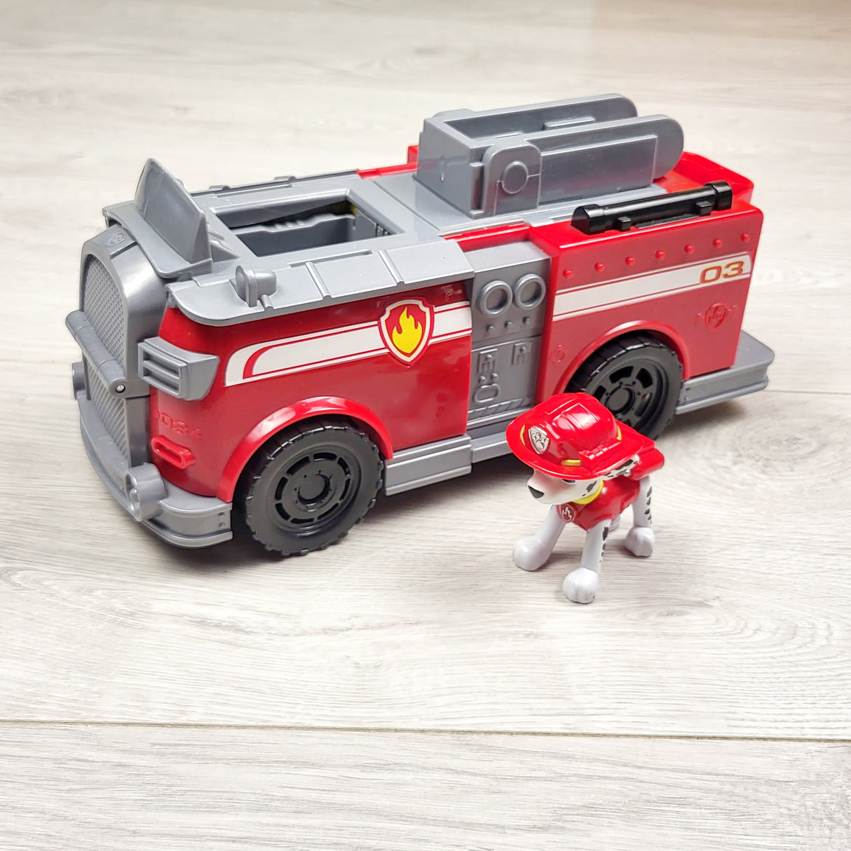 MHAN3 - Paw Patrol Marshall fire truck and figure (sides open up)