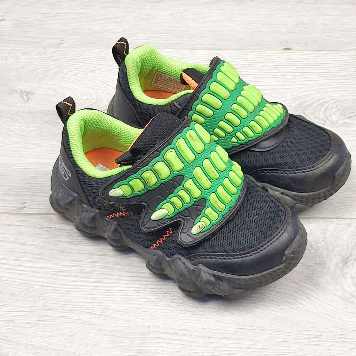 RMAZ1 - Skechers "Claw Hunter" sneakers. Size 10