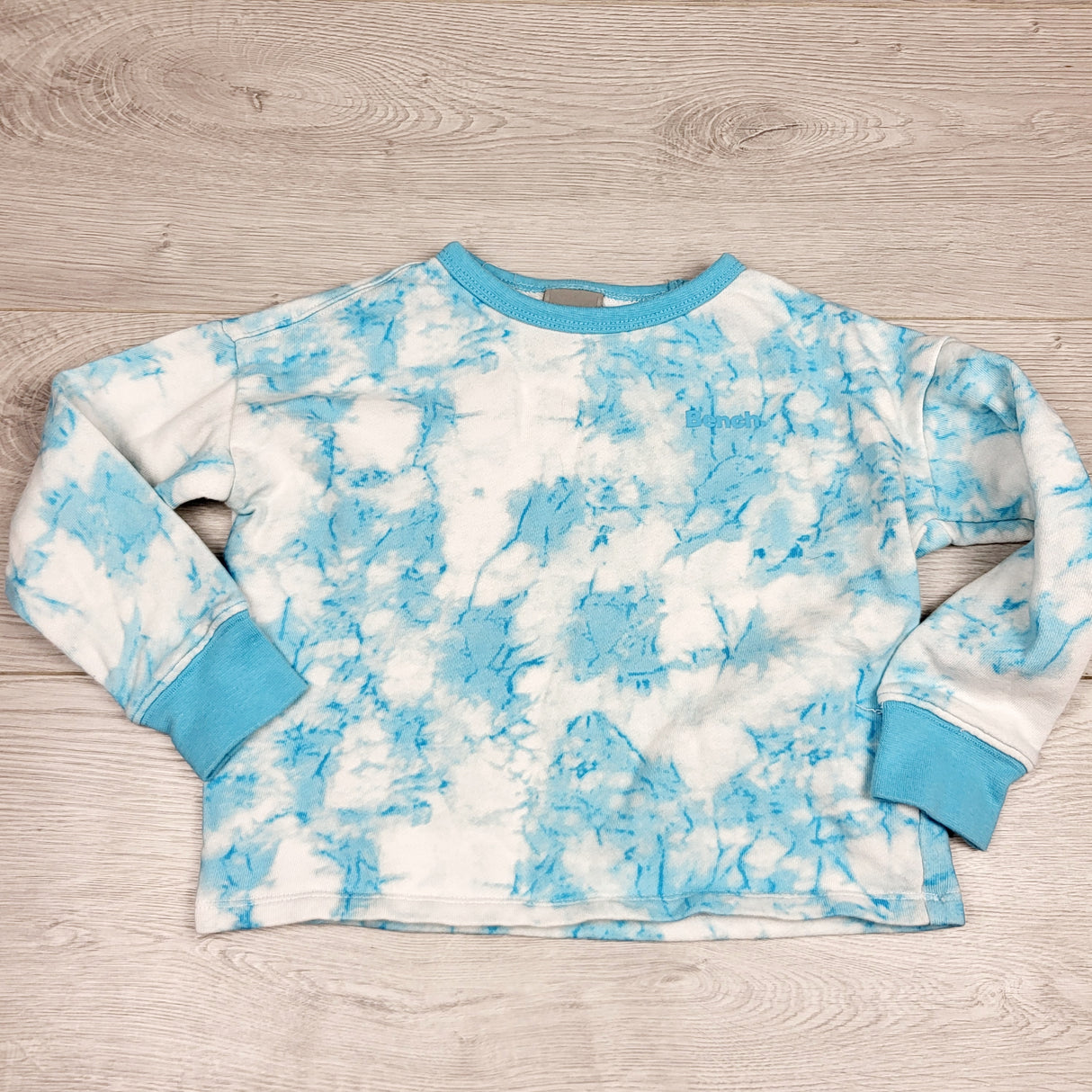 RMAZ22 - Bench blue tie dyed cropped sweatshirt. Size 6