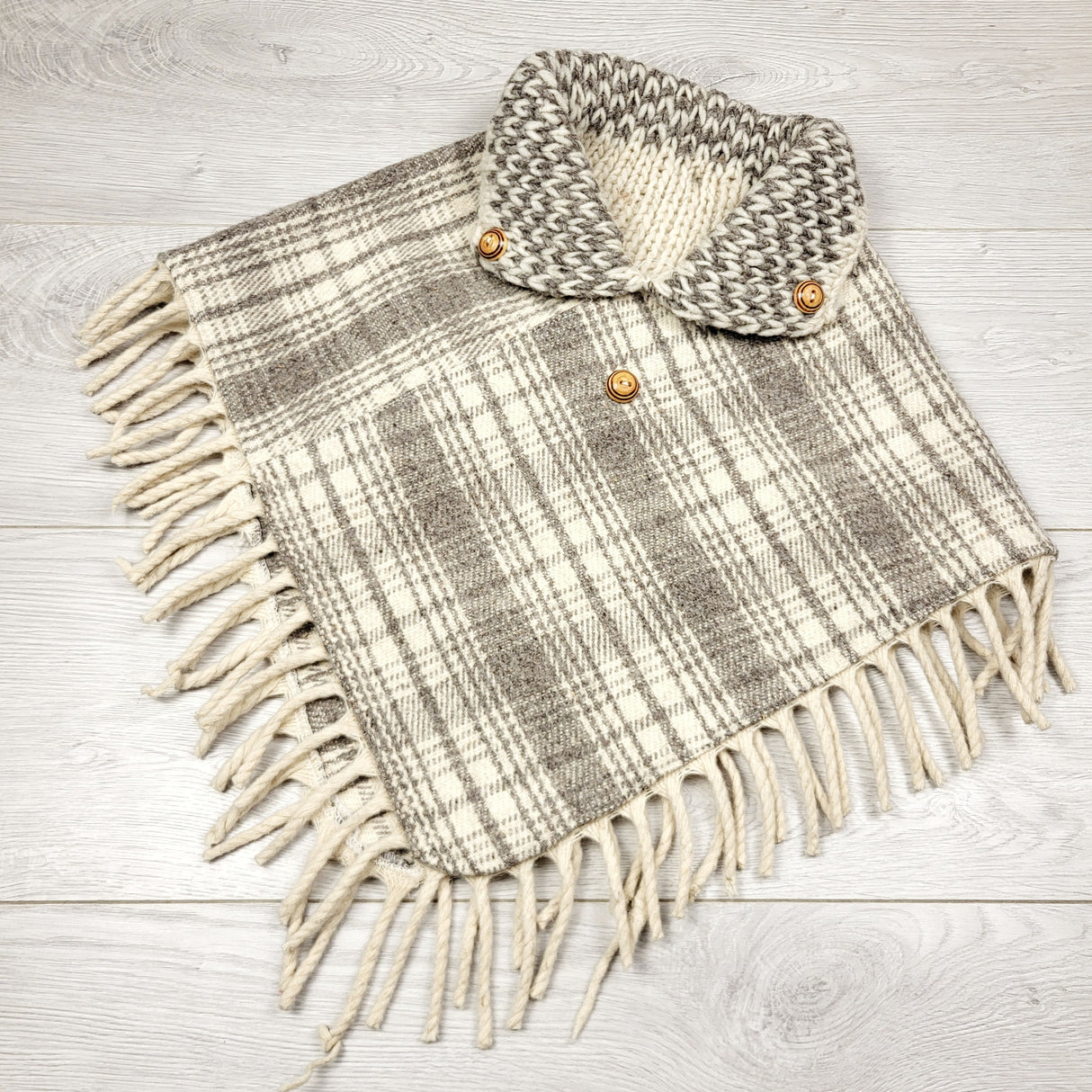 RMAZ3 - Wool plaid poncho / capelet. Approx 3/4T