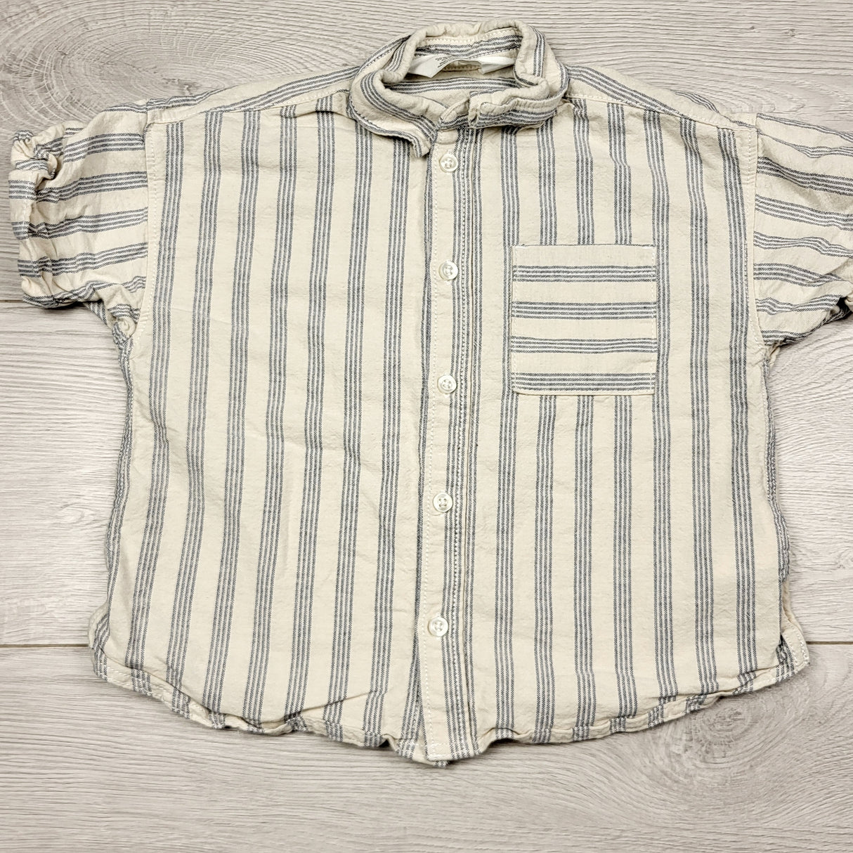 RMAZ33 - H and M striped button down short sleeved shirt. Size 2/3T