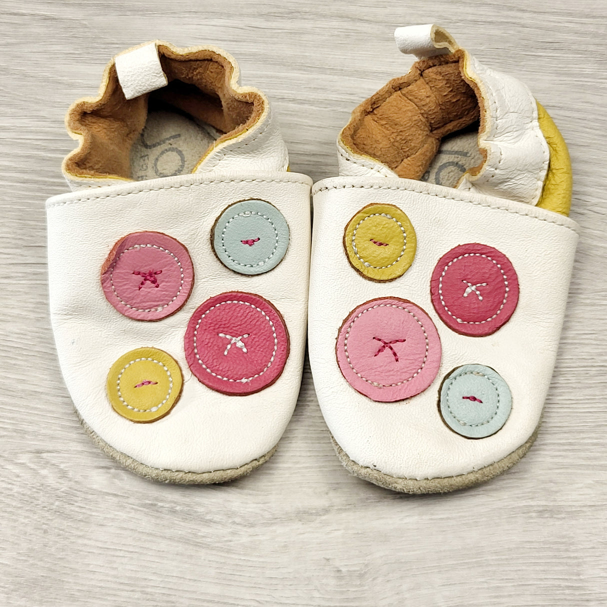 ECRS3 - Joe white soft soled leather shoes with buttons. Size 0-6 months