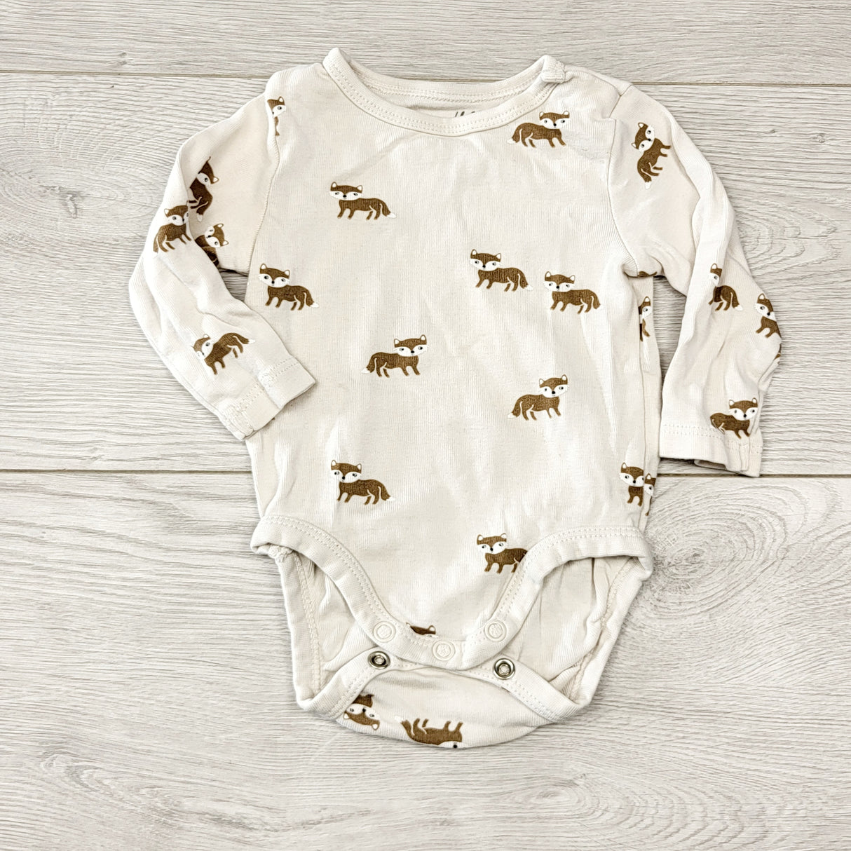 ECRS3 - H and M beige organic cotton bodysuit with foxes. Size 2-4 months